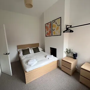 Altrincham Terrace - 2 Bedroom House - Free Parking - Sleeps 6 - Near Tram Stop Holiday home Manchester